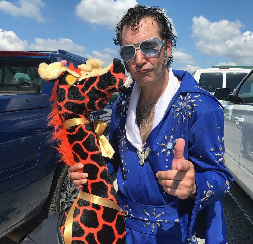 Elvis-with-stuffed-giraffe-at-the-Dixie-Triathlon